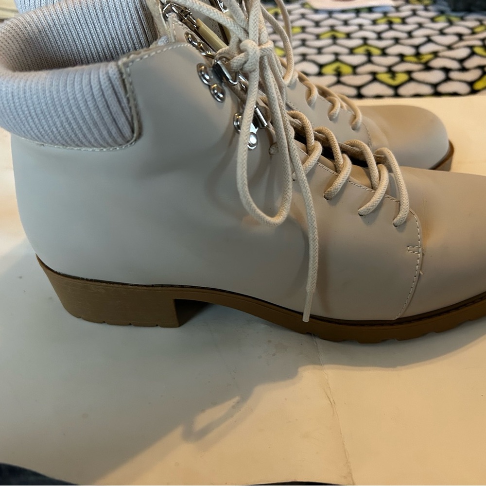 Trotters Beige Lace-Up Sneakers 10Narrow
VGUC